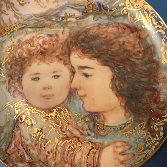 MOTHER DAUGHTER Plate!!!Edna Hibel NEW IN BOX !!Tammy and Kaiser Jo -BEAUTIFUL - Picture 2 of 6